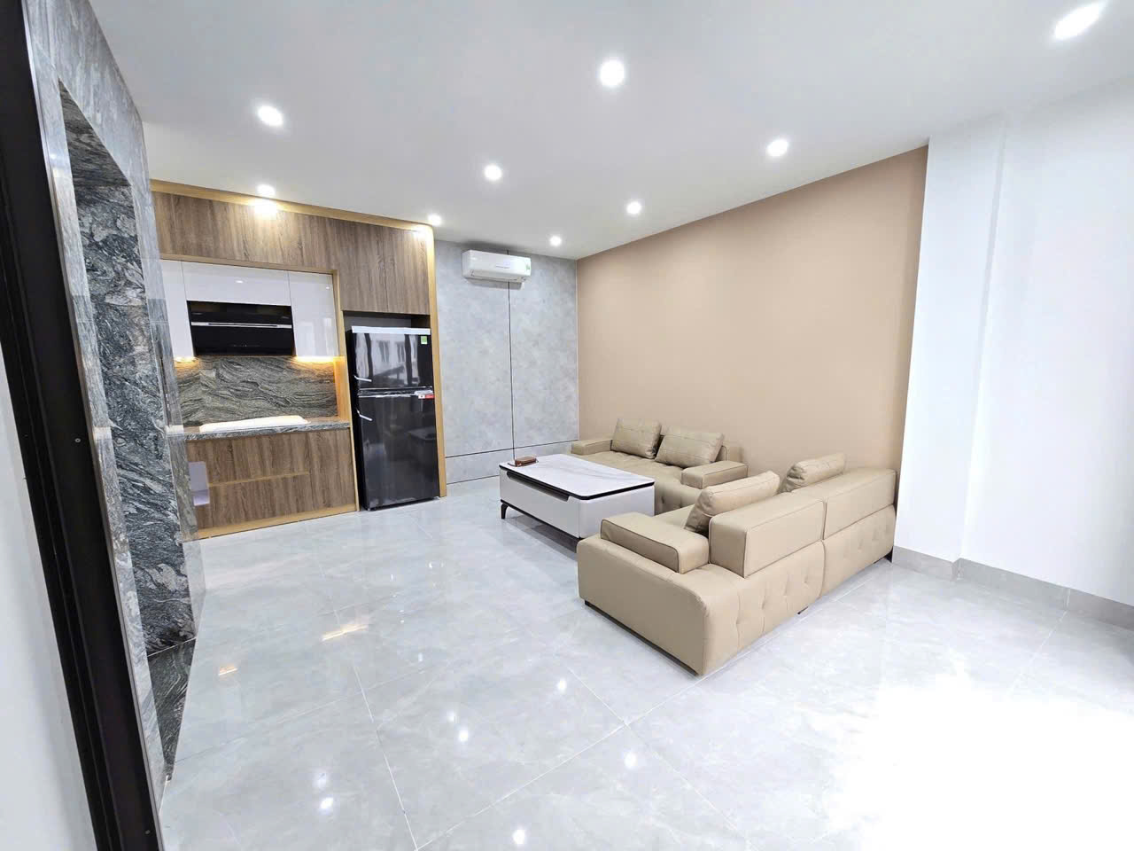 Bán Nhà Ngọc Lâm 36/39m² × 6T × MT 4m – 10.2 Tỷ – Long Biên – Thang Máy
???? NHÀ MỚI – ĐẸP – 6 TẦNG THANG MÁY – FULL NỘI THẤT ????