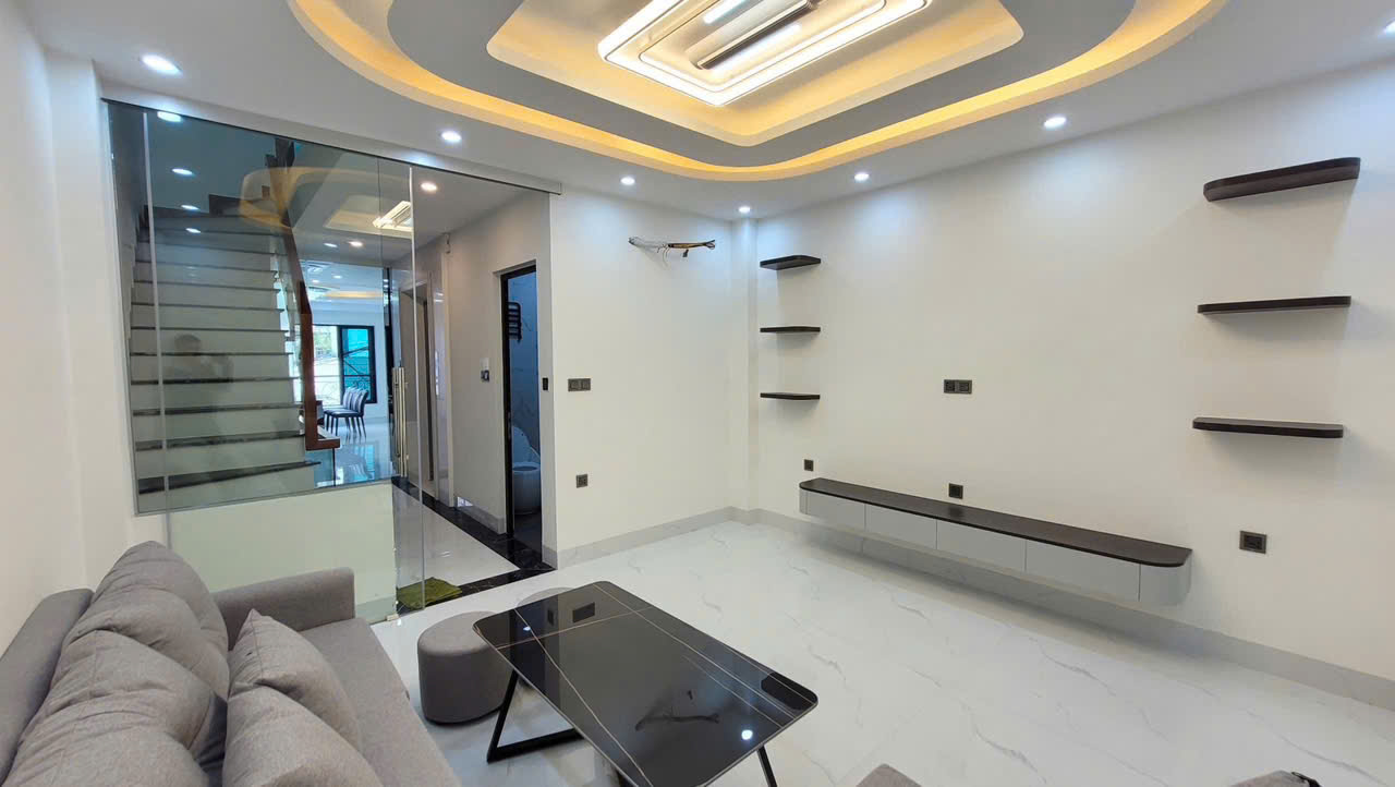 NHÀ MỚI 7 TẦNG THANG MÁY – NGÕ THÔNG Ô TÔ – VÀO NHÀ
Bồ Đề 67/70m², MT 4.2m, 17.5 tỷ – Long Biên