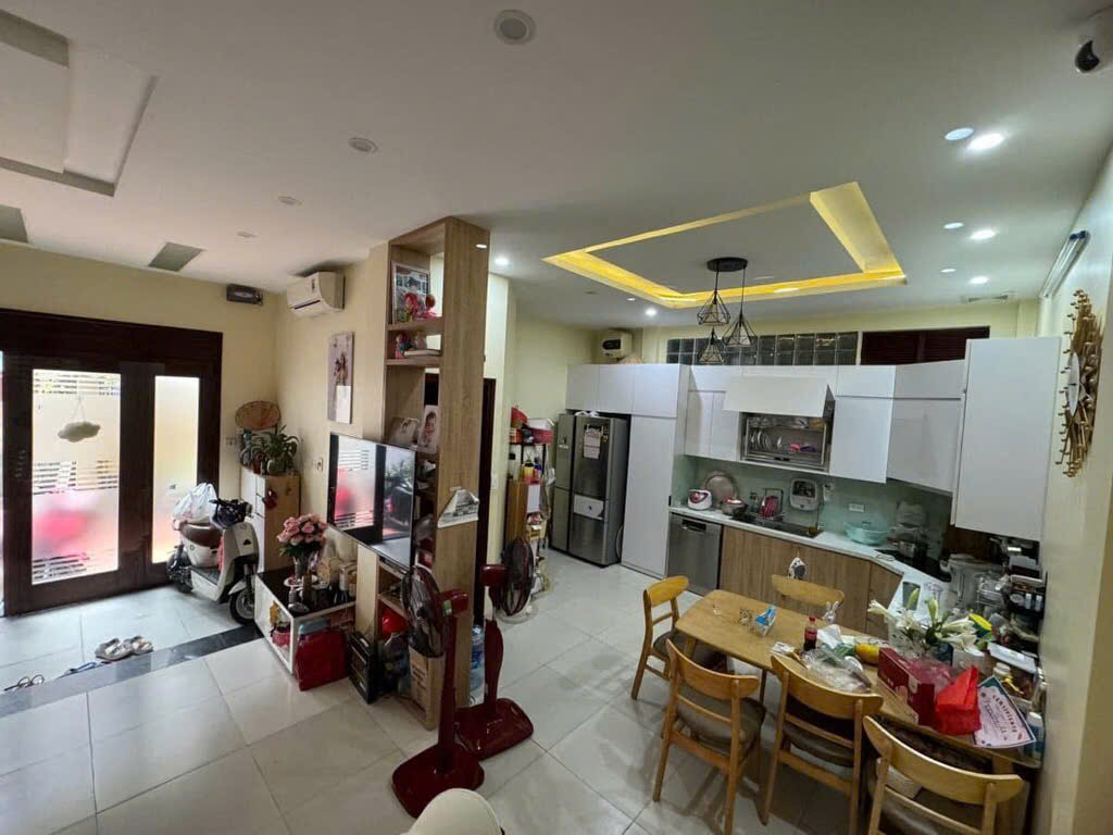 Đường Láng, 69m 5 tầng chỉ 11,9 tỷ, gần trường học, bênh viện khu đô thị