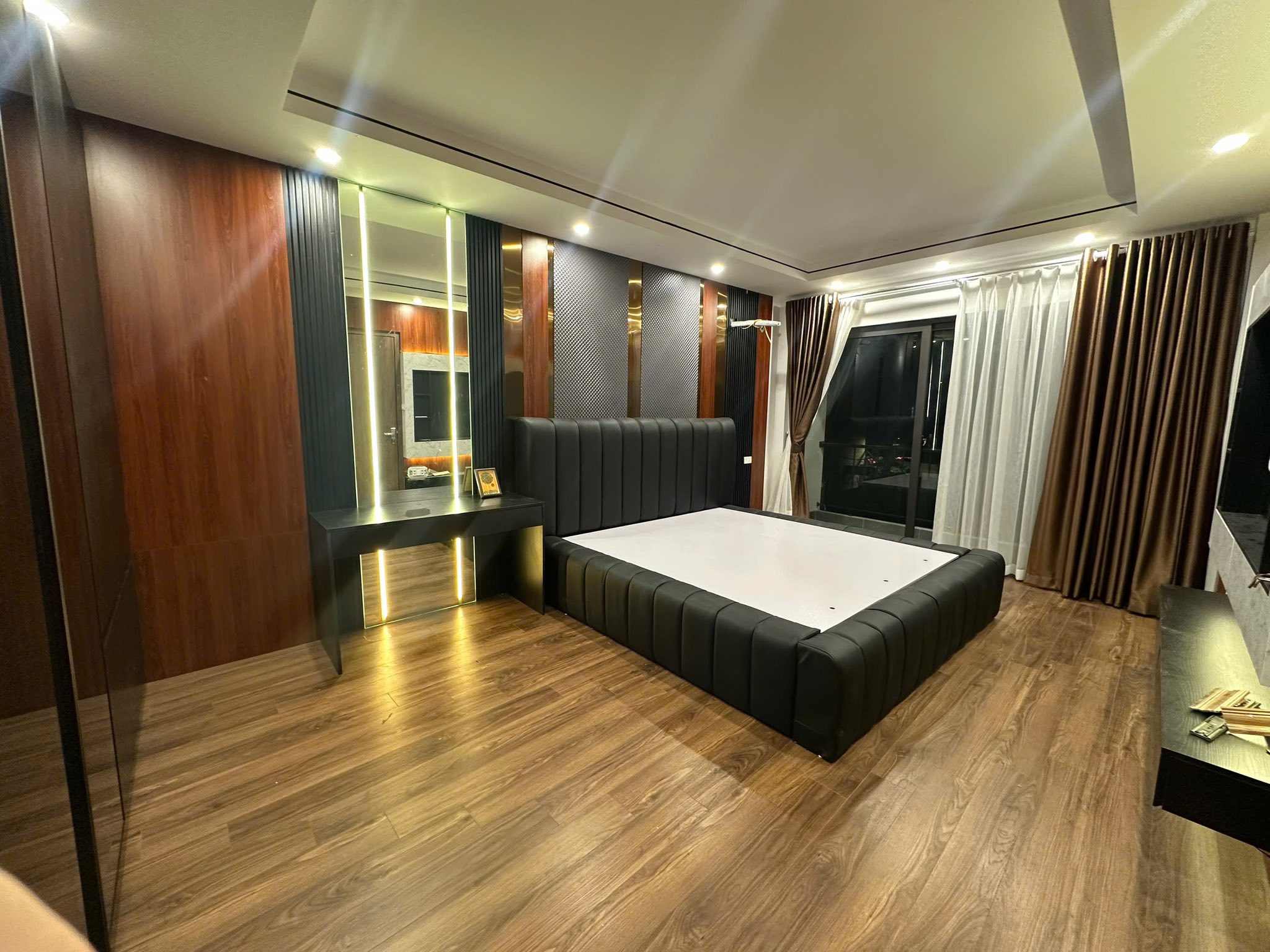 NHỈNH 9 TỶ - HÀNG XÓM VINHOMES RIVERSIDE 41M2, THANG MÁY, FULL NỘI THẤT