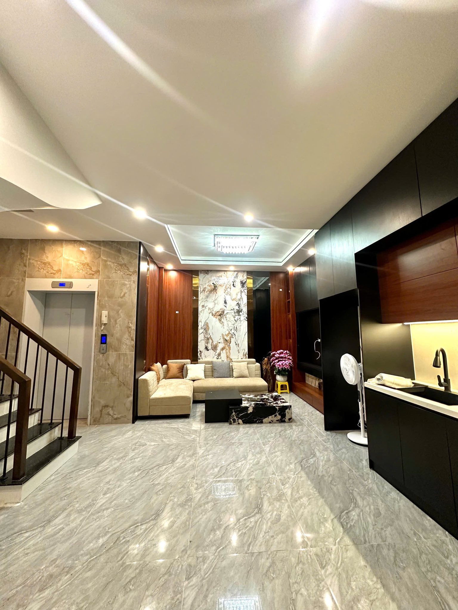 HÀNG XÓM VINHOMES RIVERSIDE 41M2, THANG MÁY, FULL NỘI THẤT, CHỈ NHỈNH 9 TỶ