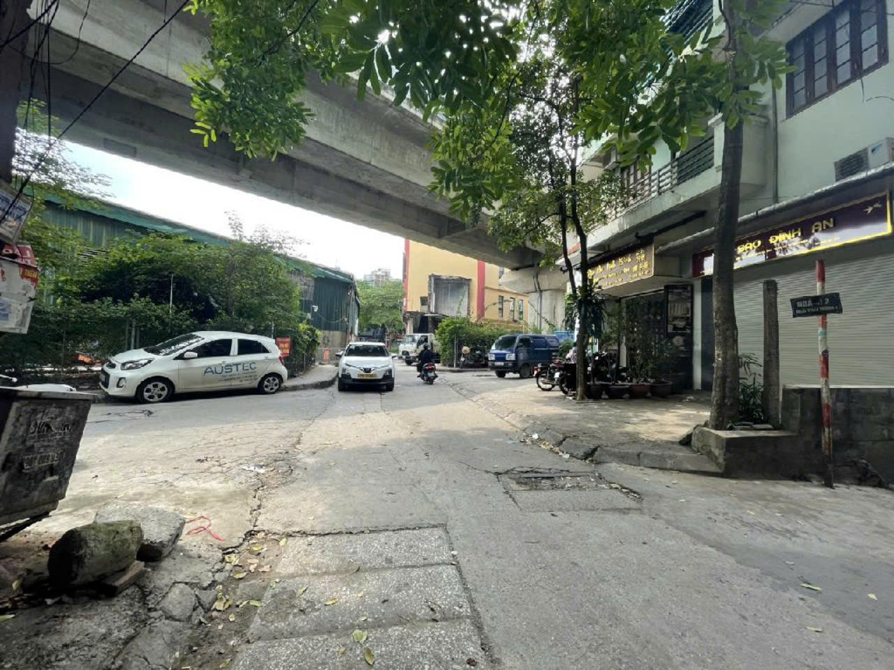 Ô TÔ TRÁNH TRƯỚC CỬA - VỊ TRÍ ĐẮC ĐỊA - SÁT CHỢ Thái THỊNH - NGÕ THÔNG TỨ TUNG - VỪA Ở VỪA KINH DOANH