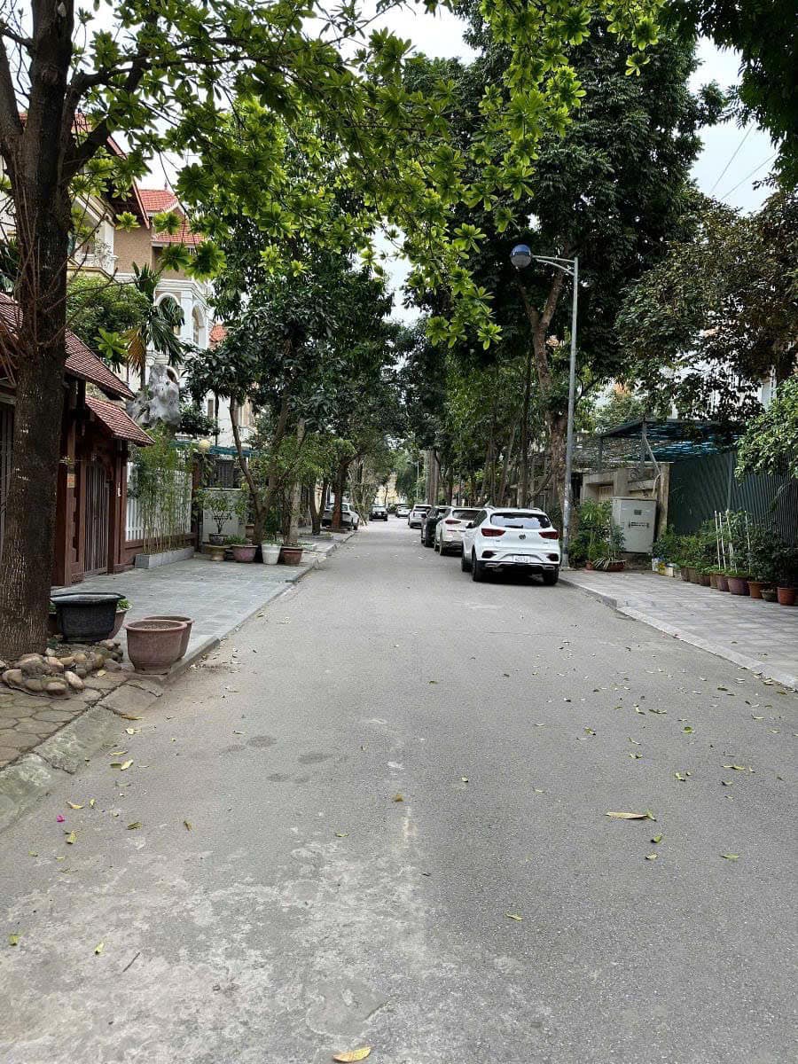 NHÀ KHU DV TÂY NAM LINH ĐÀM  - PHÂN LÔ THÔNG THOÁNG - Ô TÔ VÀO NHÀ - THANG MÁY CHẠY EM DU - 60M x 5 TẦNG - SĐCC - LH: EM PHÚ - CALL: 0969577586