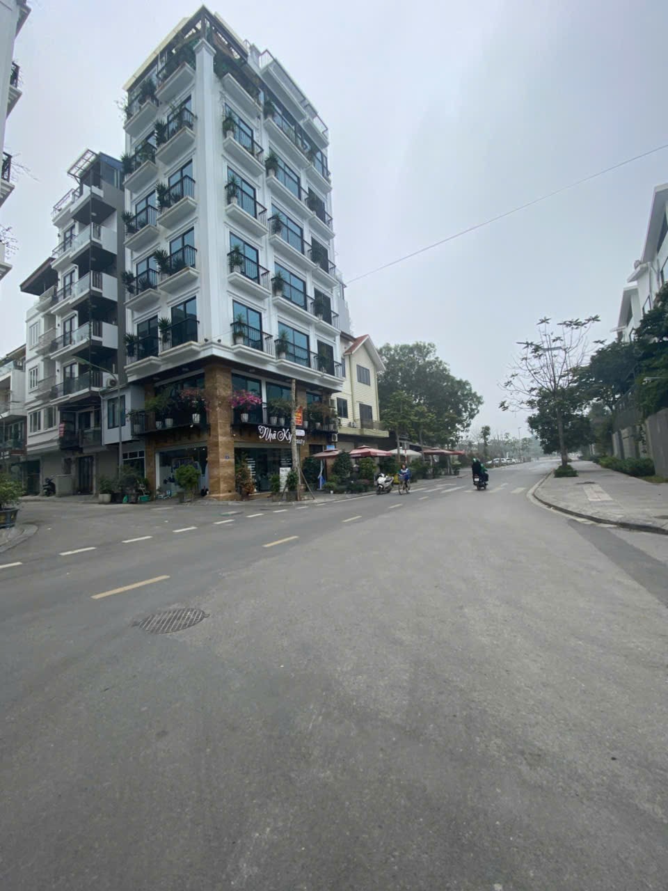 BÁN GẤP MẢNH ĐẤT ĐẸP – NGỌC THỤY, LONG BIÊN
VỊ TRÍ HIẾM – GẦN PHỐ – NỞ HẬU – XÂY 7 TẦNG ĐẸP – Ở HAY CHO THUÊ ĐỀU TUYỆT!