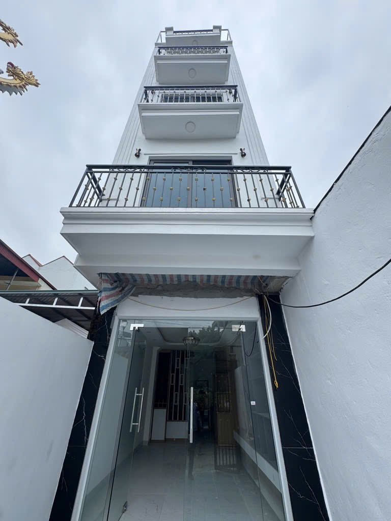 siêu phẩm kỳ thủy phú lương hà đông _ chưa đến 6 tỷ có ngay 50m đất thổ cư_ nhà đẹp ở ngay _ đường thông _ ô tô đánh võng vào nhà
pháp lý : sổ đẹp cất két