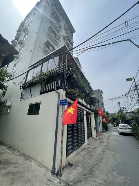 Nhà mới đẹp lung linh, Ô tô đỗ cửa, ngõ thông, thoáng trước sau, gần QL32 ga tàu cao tốc trên cao, gần trường cấp 1,2, chợ...

Thiết kế: 6 tầng thang máy