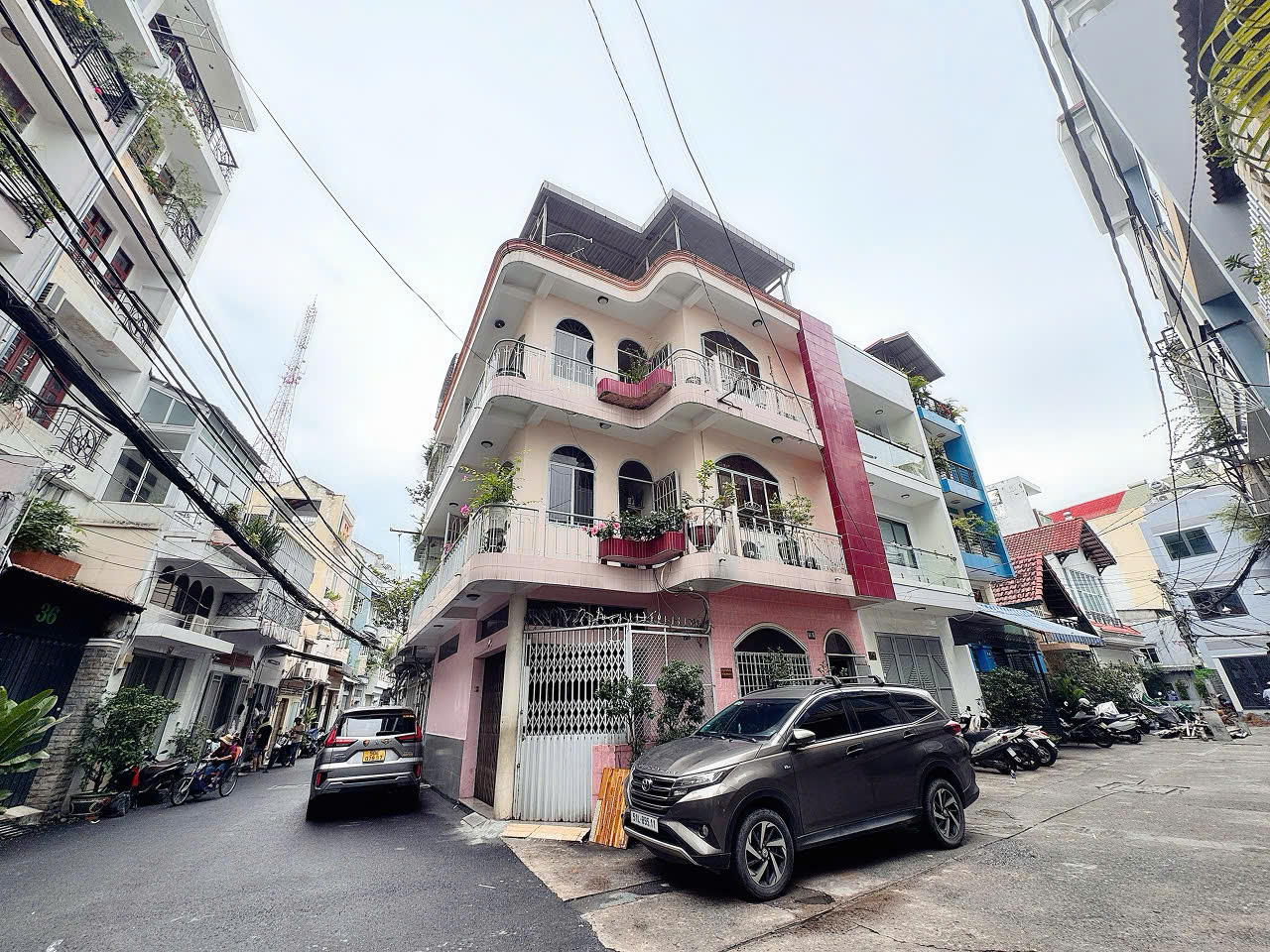 BÁN NHÀ 2 TẦNG DẠNG BIỆT THỰ MÁI NGÓI Đ.NGUYỄN CẢNH CHÂN, QUẬN 1 - NGANG VUÔNG ĐẸP 6,3M*14M - VỊ TRÍ NGAY GÓC Đ.NGUYỄN TRÃI HIẾM BÁN