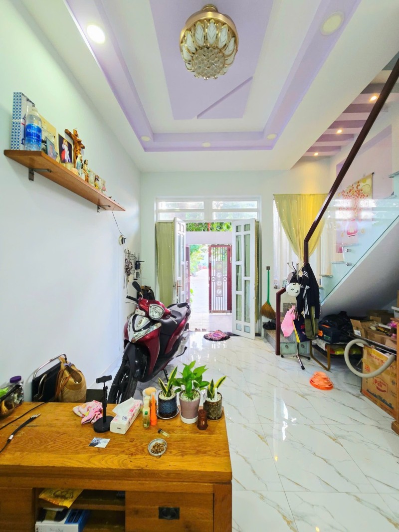 Bán nhà Đường Long Phước, Phường Long Phước, DT 50m2, 2 tầng, 2PN, SH, giá 3.65  tỷ.