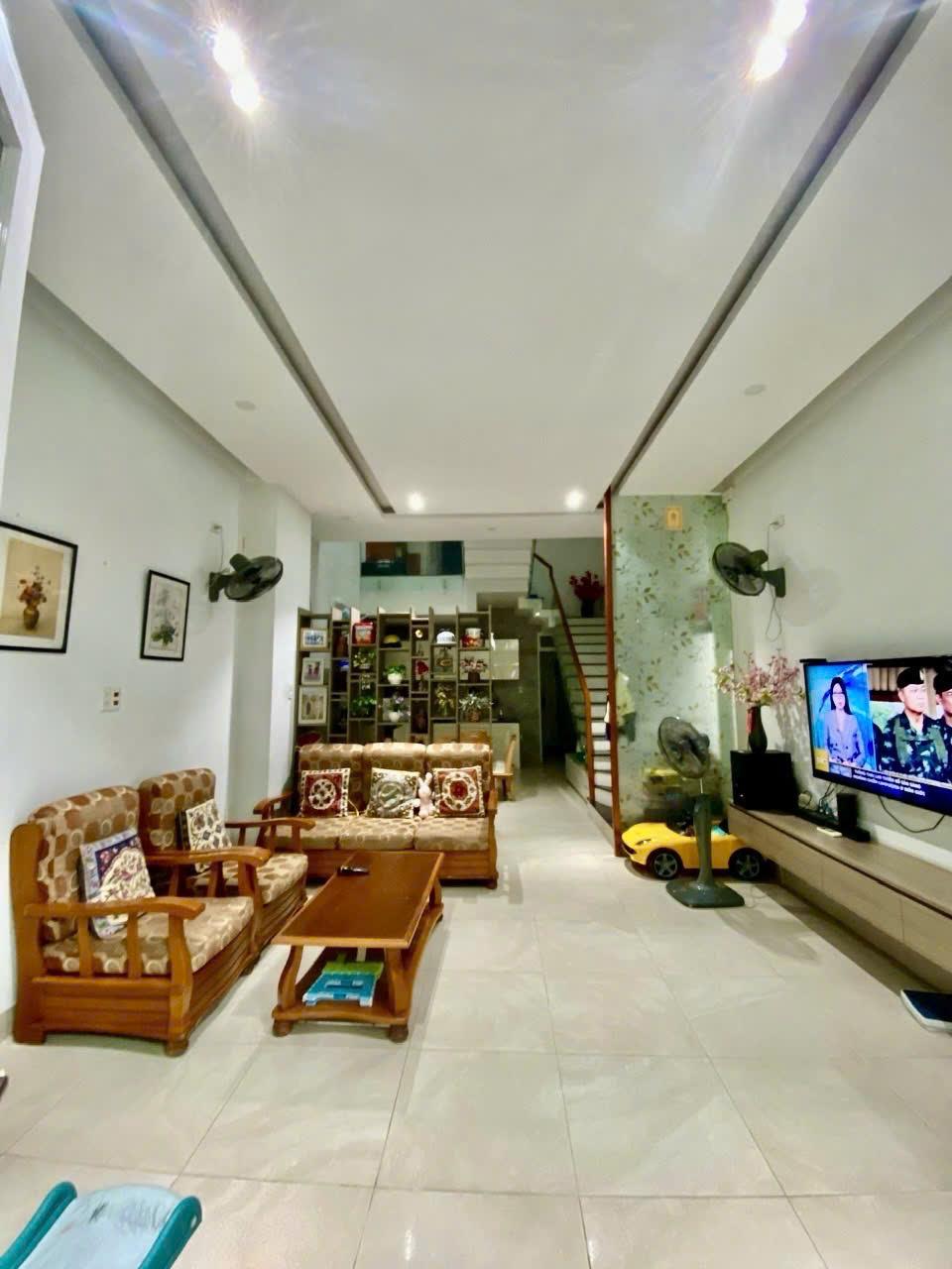 Bán nhà mặt phố Hàn Thuyên, Hải Châu, Đà Nẵng. 4 tầng, 4PN, SH. Giá 11 tỷ. LH: 0932514255