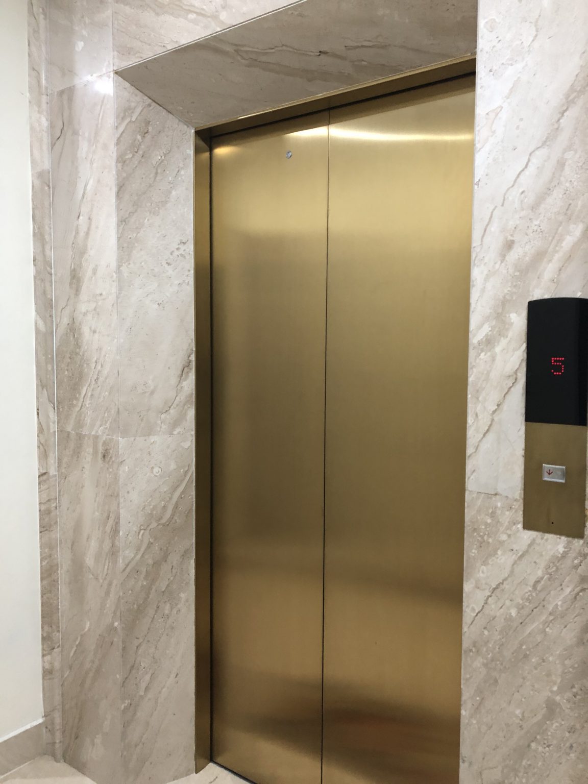 Cho thuê nhà mới, hai cửa đi, Hoàng Văn Thái, 100m2x 5T vỉa hè 30 Tr