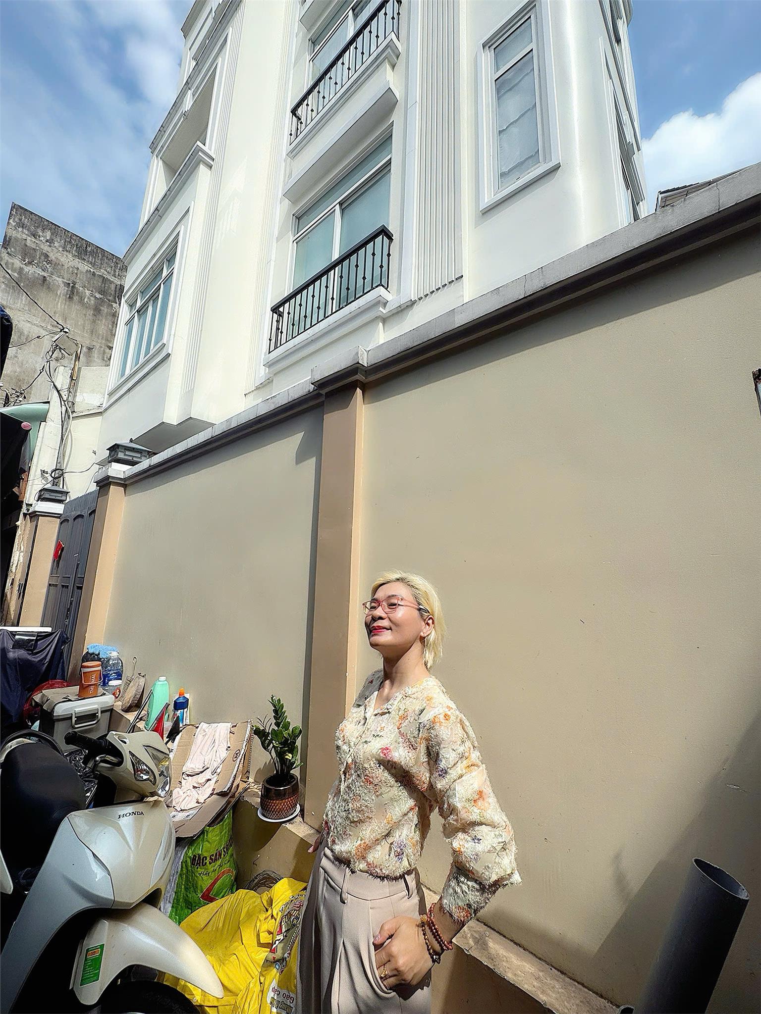 BÁN ĐẤT TẶNG NHÀ 2 TẦNG - MẶT TIỀN HẺM XE HƠI Đ. THỦ KHOA HUÂN, P.BẾN THÀNH, QUẬN 1 - NƠI ĐÓN ĐẦU DU KHÁCH NƯỚC NGOÀI SIÊU LỚN