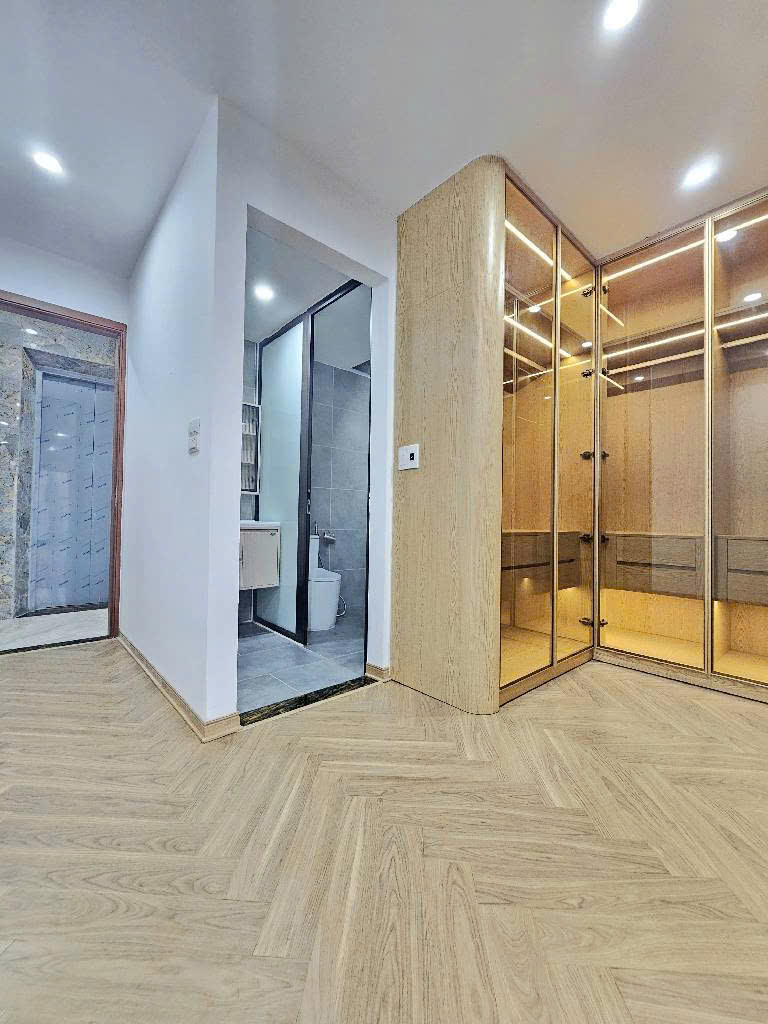 Bán nhà Bát Khối . 52m, nhà 6 tầng có thang máy. Ngõ ô tô tải. Vị trí trung tâm, nhiều tiện ích. Sát chợ, trường, công viên..., Chủ chào giá 11.3 tỷ có thương lượng