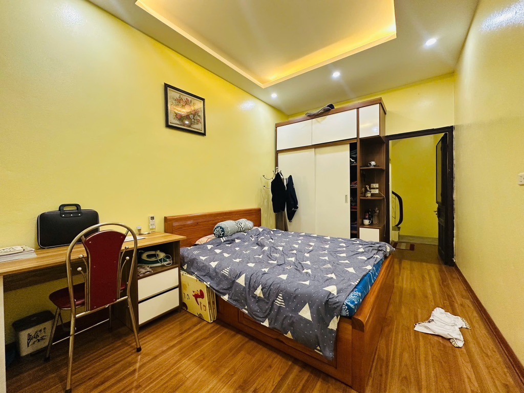 Đống Đa 5 tầng chỉ 6,8 tỷ, gần ô tô, trường, chợ, full tiện ích