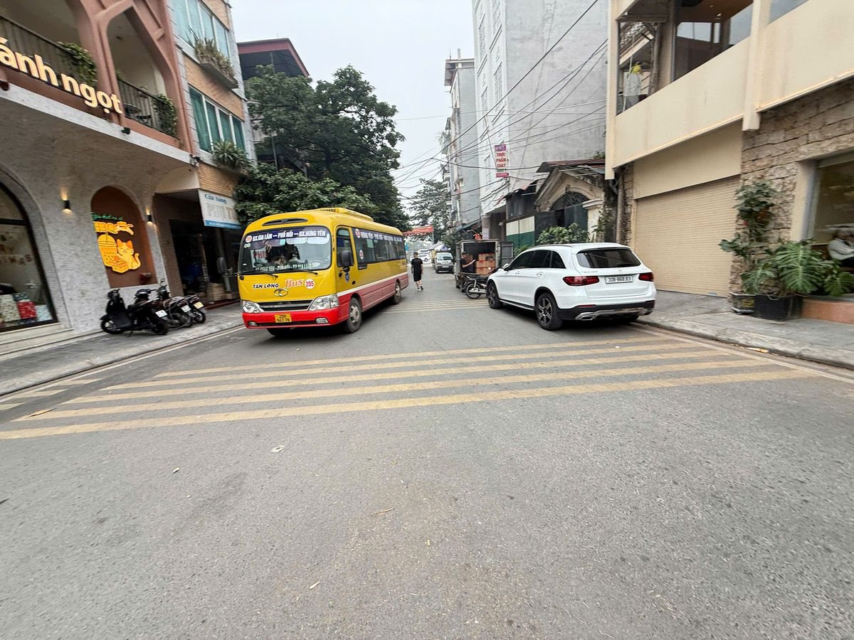 TRUNG TÂM GIA THỤY 71M2, MT4.5M  - BÁN ĐẤT TẶNG NHÀ, VỈA HÈ XE BUS TRÁNH - 2X TỶ