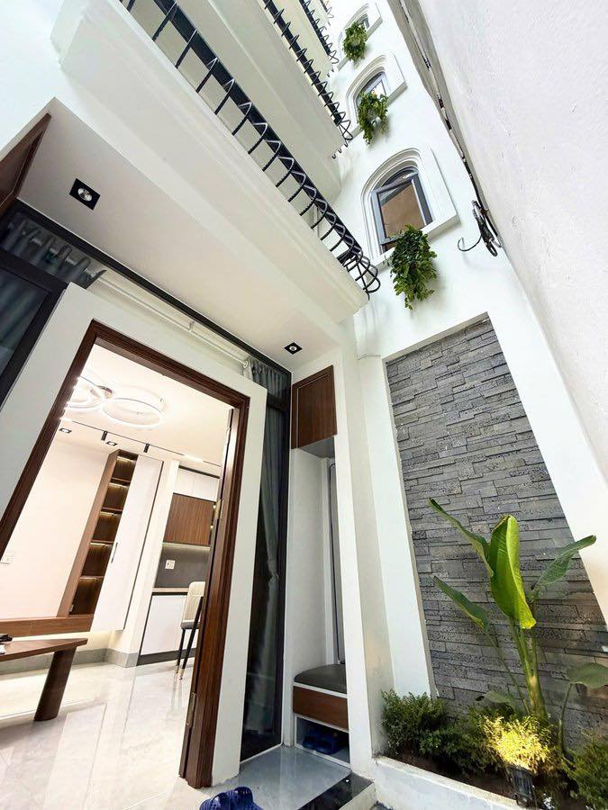 SIÊU PHẨM BỒ ĐỀ, 5 TẦNG, MT 4.5M Ô TÔ ĐỖ CỔNG - FULL NỘI THẤT - CHỈ NHỈNH 8 TỶ