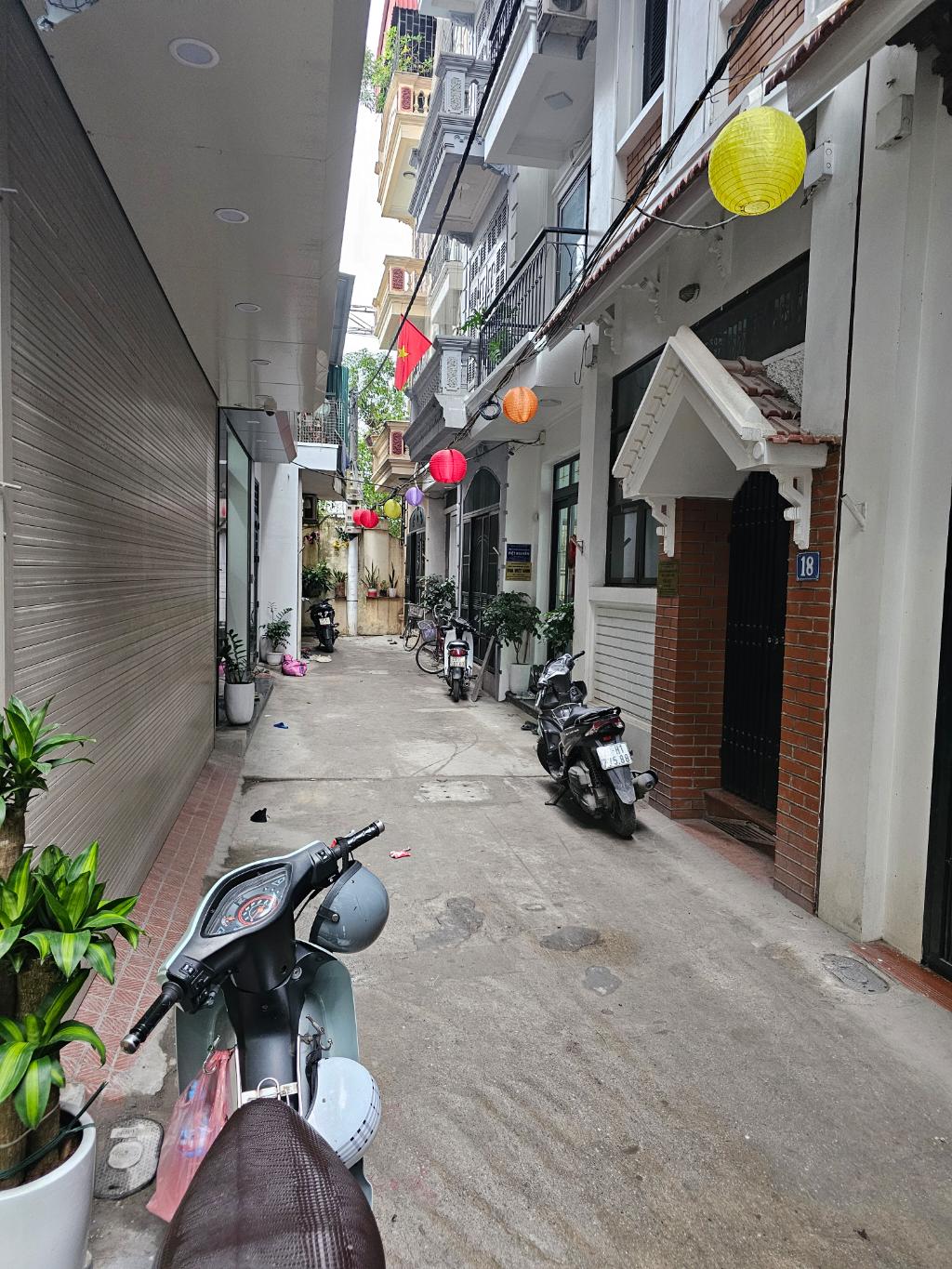 Nhà 5 tầng  Thang máy xịn  View hồ – phân lô cán bộ Tam Trinh  Giá 12.8 tỷ
MỘT KHOẢNG TRỜI RIÊNG BÊN HỒ