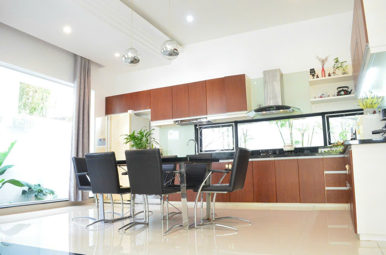 bán biệt thự biển an viên 
Diện tích: 180 m² Pháp lý : Sổ Hồng hoàn công 
 Giá bán :22tỷ 500 triệu (bớt Lộc)
lh e Trang
