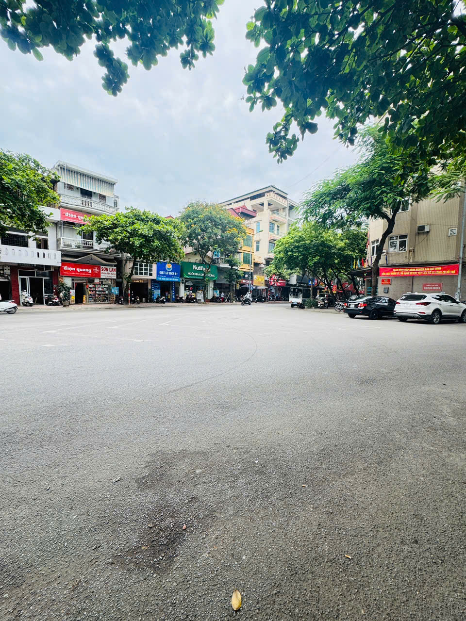 Bán Gấp Nhà MP Ngọc Lâm 279m2, MT8m, Vỉa Hè 7m, Kinh Doanh, Dòng Tiền - 72 Tỷ
