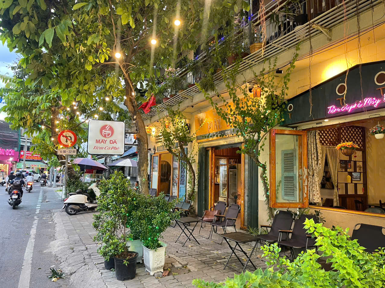 CHỐT NHANH QUÁN CAFE ĐẸP LẮM, DT Ngang 18m x 9m , Ngay sát Ngã tư đèn xanh đèn đỏ, SANG CHỈ : 320 tr ( TL ) Tel : 0976838939 ( chính chủ )