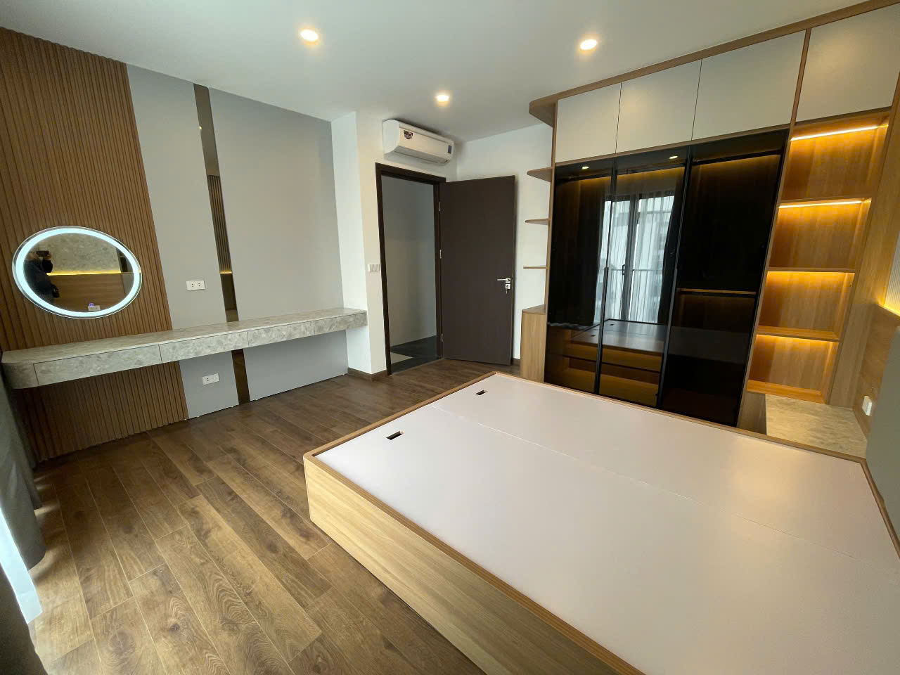 SIÊU PHẨM NGỌC THỤY - LONG BIÊN ????
???? Thang máy nhập khẩu - Nội thất Luxury - Gara ô tô
DT 50M-MT8,4-GIÁ 23 TỶ
