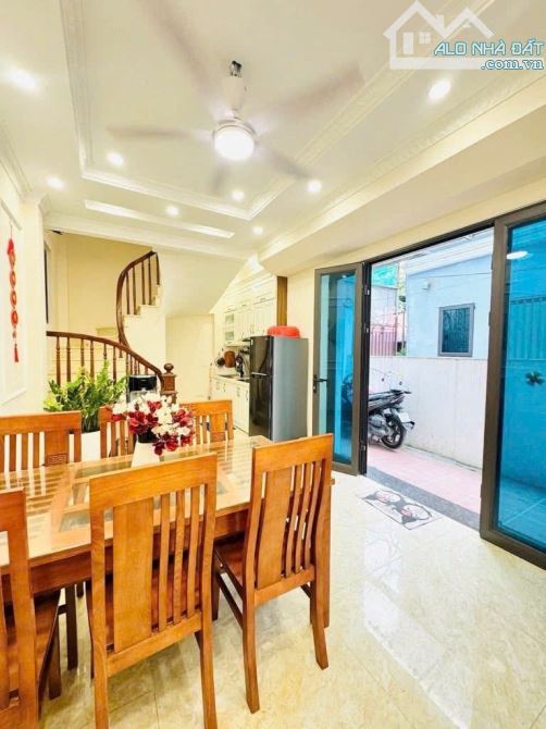 Bán nhà Ngọc Thụy. 36m. Nhà 5 tầng, nhiều tiện ích xung quanh. 5m ngõ ra ô tô. Chủ chào 7.7 tỷ có tl