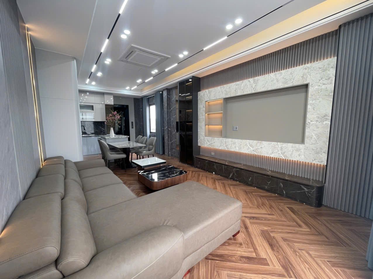 NHÀ PHỐ TRẠM 4 PHÒNG NGỦ 8 TẦNG THANG MÁY 52M2, FULL NỘI THẤT - NHỈNH 1X TỶ