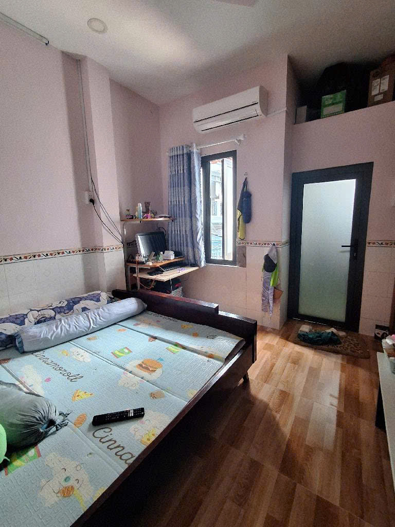 BÁN NHÀ MẶT TIỀN XE TẢI CẠNH Q1  CÓ 3 TÊ  Q4 ĐÚC 3 TẤM