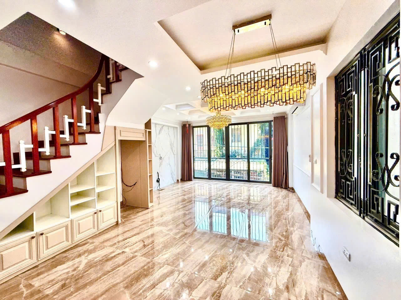 BÁN NHÀ 5 TẦNG MỚI NGÕ 193 BỒ ĐỀ – LONG BIÊN – GIÁ 13.8 TỶ
Liên hệ chính chủ: 0383 150 180