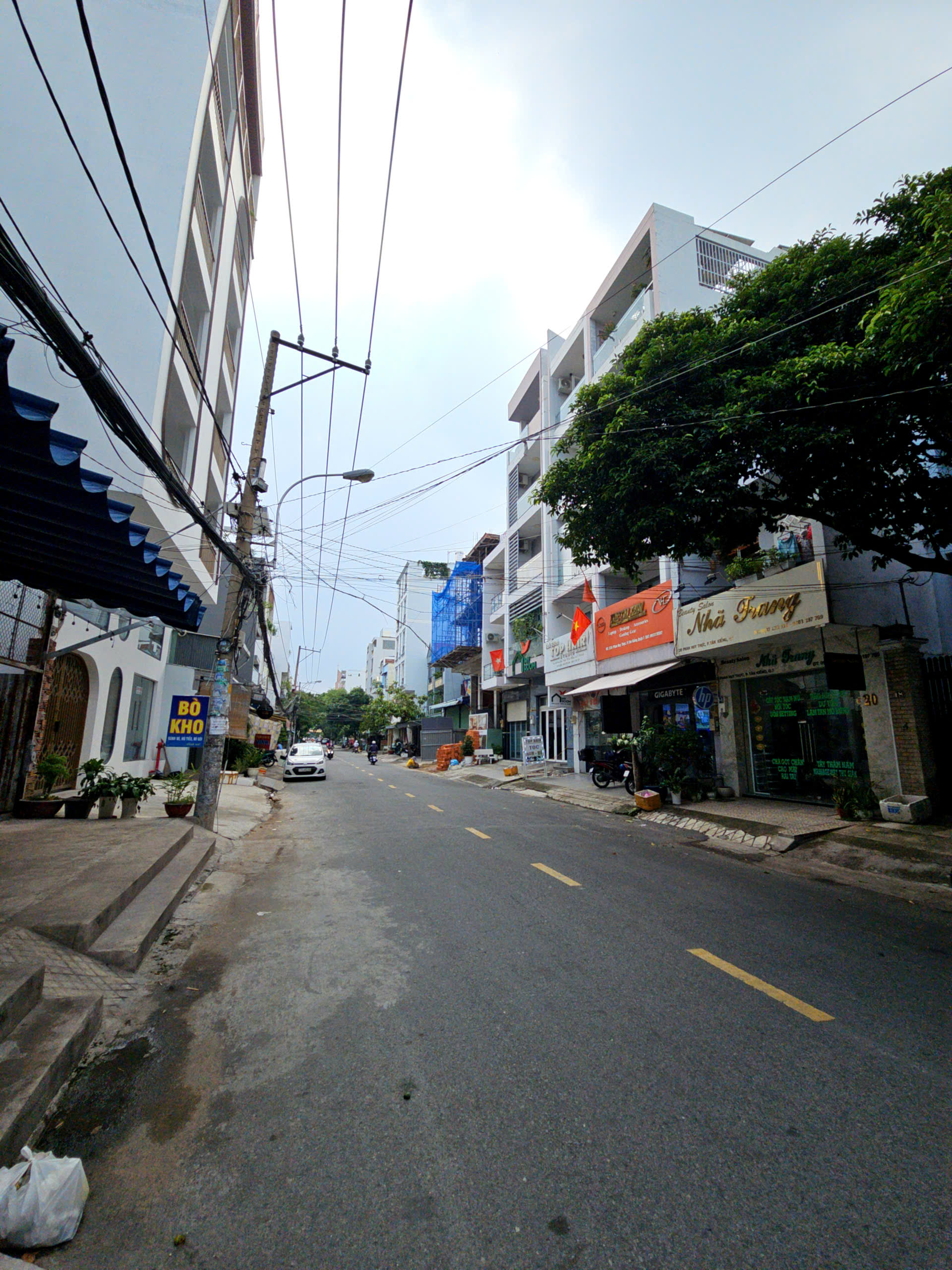 Bán biệt thự Tân quy Q7 KINH DOANH 

Ngang 4 dài 19 

xây dựng mới 3 tấm