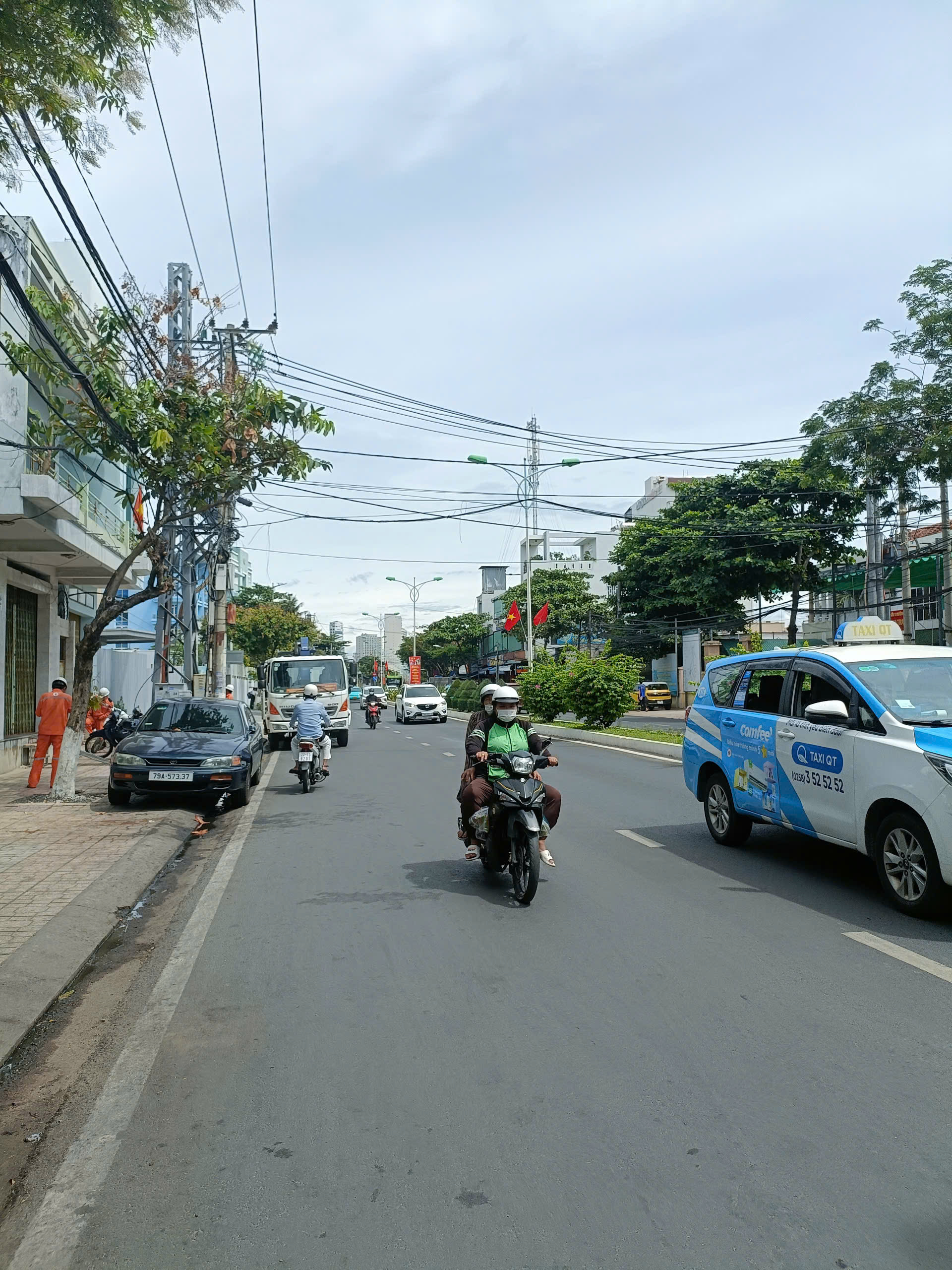 Bán 2 căn nhà mới hẻm Trần Phú - Vĩnh Nguyên - Nha Trang 
   DT: 70,6m2. Sổ riêng đã hoàn công.Giá bán chỉ 3,2 tỷ có thương lượng
LH: e Ngọc