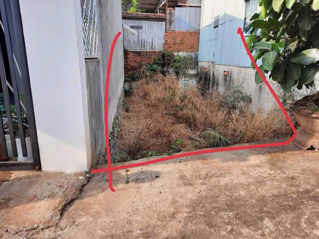 Đất TTTP BMT- hẻm 100 Amakhe cách ngã 6 500m - Oto vào được gần tới đất 
Diện tích: 5 x 13 
Thổ cư: 40 m
Hướng Nam