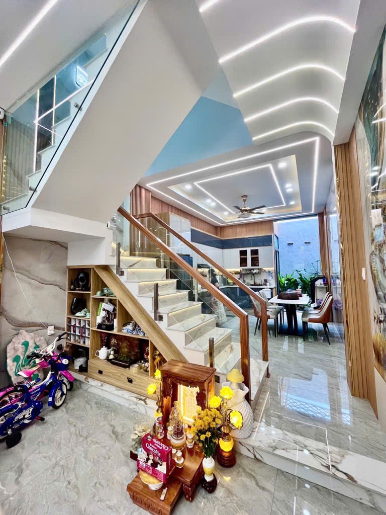 Nhà xinh 3 tầng 4PN hẻm xe hơi Thạnh Lộc Q12, 60m2 sổ hồng riêng, giá chỉ 5.6 tỷ - An cư lạc nghiệp, đầu tư sinh lời ngay!