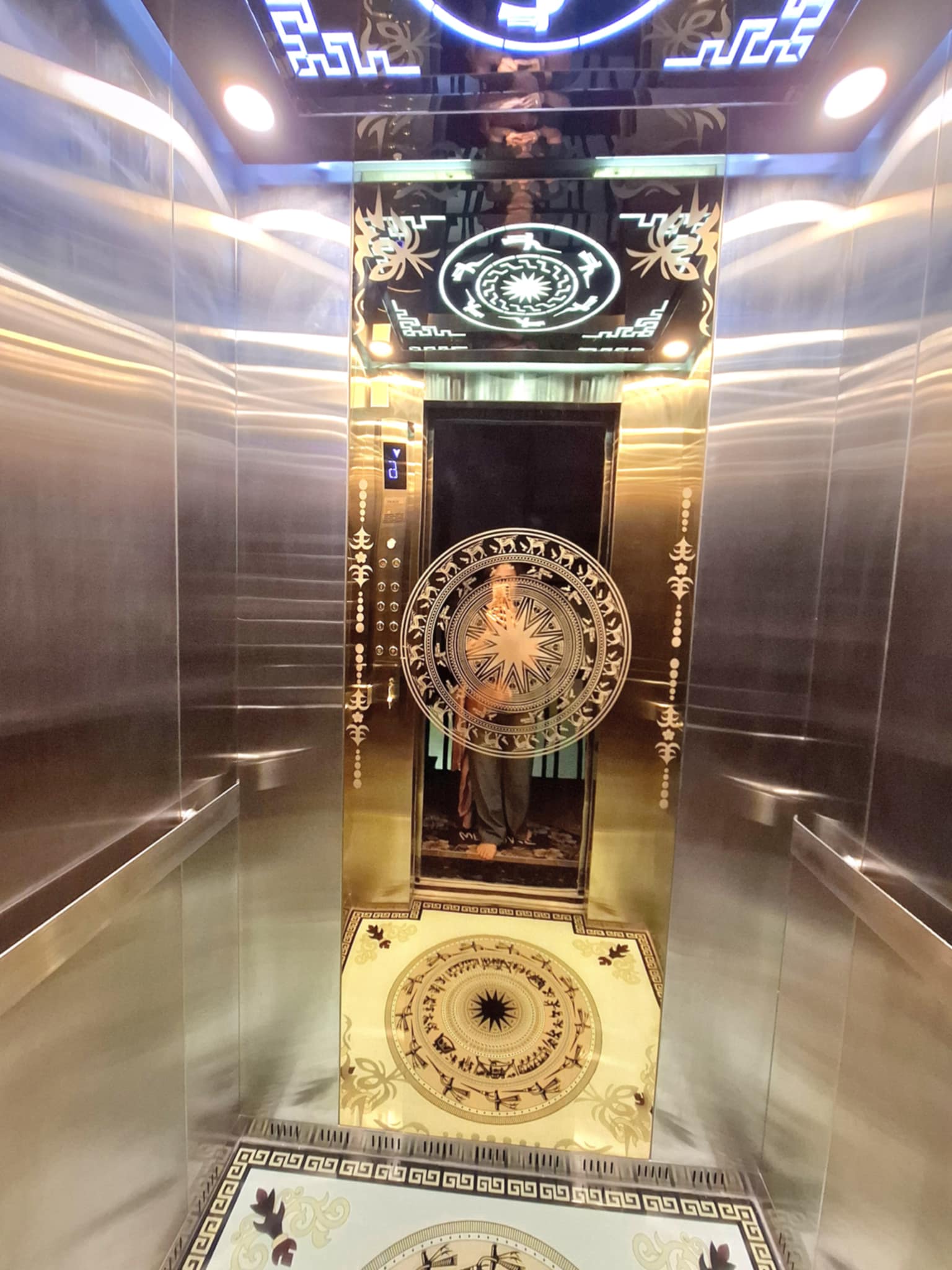 Vương Thừa Vũ, 7 tầng thang máy, ô tô vào nhà, đỗ cửa, sát phố