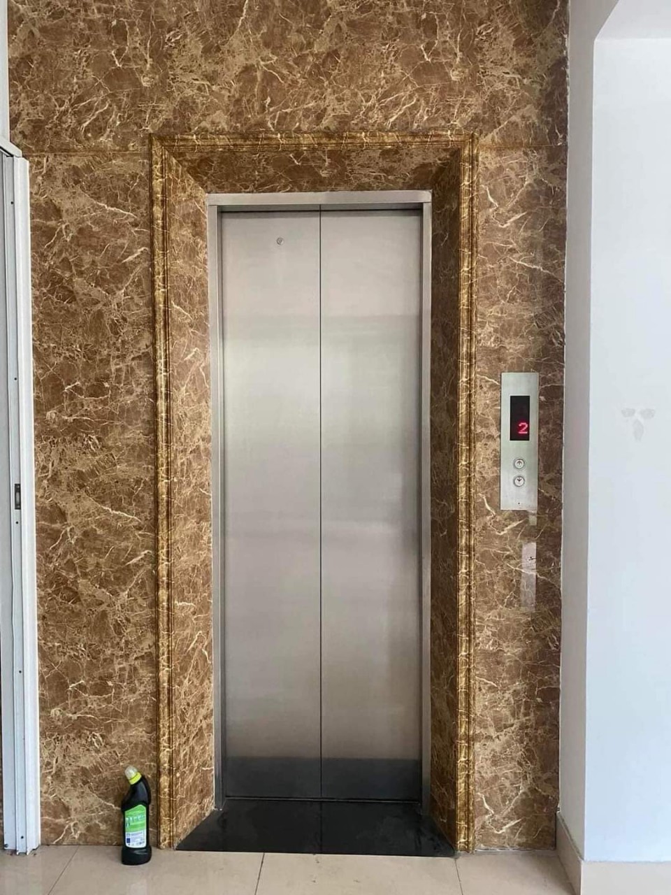 Nhà tôi cho thuê nhà hai cửa đi, mới, Hoàng Cầu, 98m2x 4T vỉa hè 31 Tr