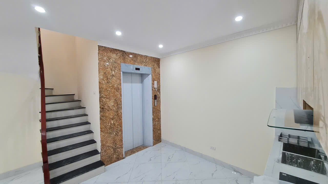 BÁN NHÀ 6 TẦNG THANG MÁY – FULL NỘI THẤT – VIEW KĐT MINH NHỰA – GẦN PHỐ HỒNG TIẾN
Bồ Đề 35m², MT 5.7m, 6T, giá 9.1 tỷ – Long Biên