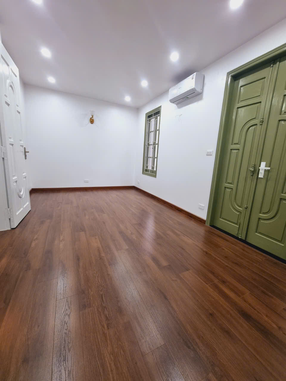 BÁN NHÀ BỒ ĐỀ – 5 TẦNG ĐẸP – VIEW HỒ – ĐẤT VUÔNG NỞ HẬU
Bồ Đề 79/85m², MT 6m, 5T, giá 16.9 tỷ – Long Biên