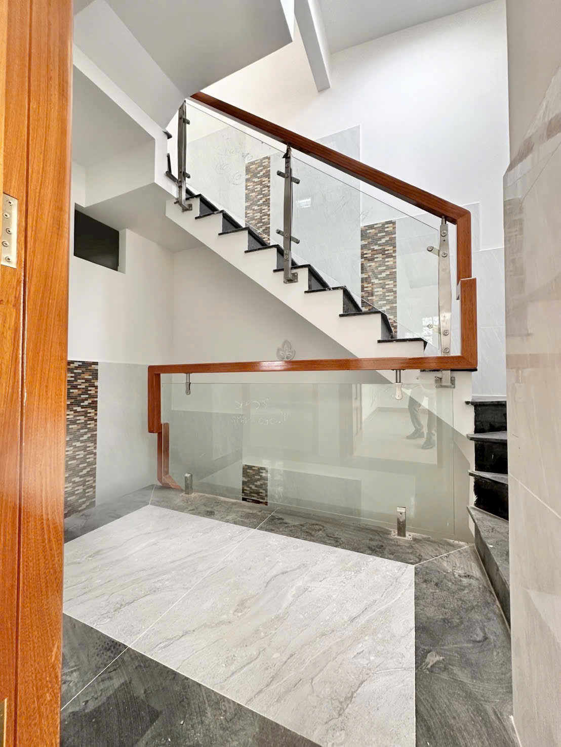 nhà mới - phú nhuận - xe hơi trước cửa -52m2 - ngang 6m - 4 tầng - 4 PN - 6 WC - sổ A4 - Sổ 2025 - hơn 8 tỷ