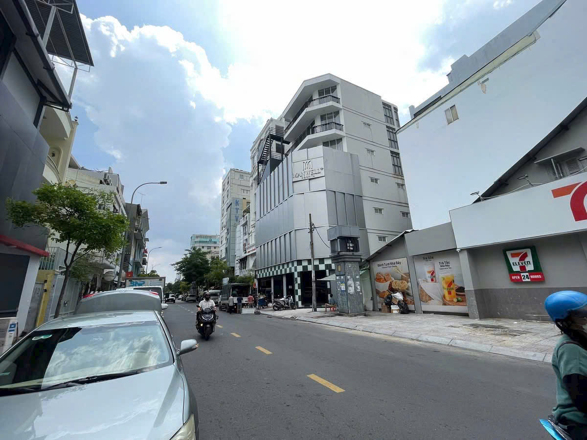 MT Dương Quảng Hàm DT: 50x100m- 5523m2- giá 368 tỷ, HĐT 2 tỷ/tháng, xây cao tầng