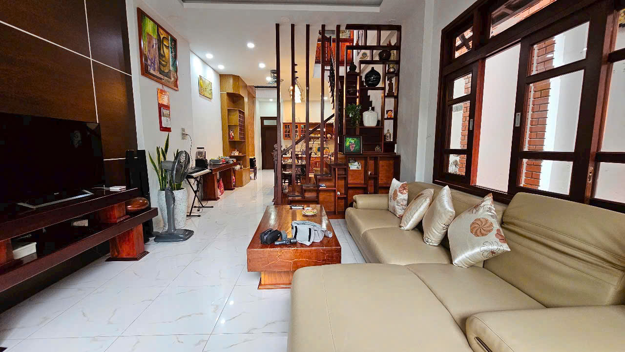 Nhà 3 tầng đường Hồ Xuân Hương - Nha Trang
 Diện tích 101m2 ngang 5,4m Giá 7,3 tỷ thương lượng
mọi thông tin chi tiết vui lòng liên hệ e Ngọc