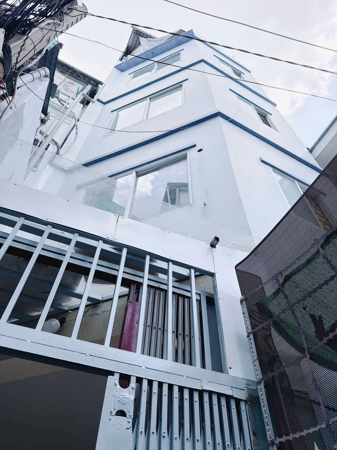 Bán nhà căn hộ dịch vụ 
Ngang 5 x 5.89 x nở 5.3 m
Đúc bê tông 5 tấm có dòng tiền thuê ổn định 25 triệu