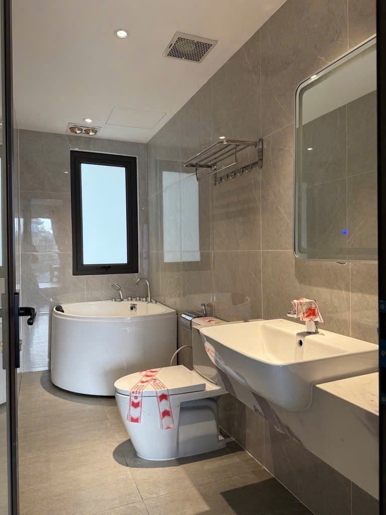 ???? BÁN NHÀ FULL NỘI THẤT MỚI KOONG – TRUNG TÂM VIỆT HƯNG – 1 NHÀ RA Ô TÔ – NỞ HẬU
???? Việt Hưng 31/35m², 5T, MT 3.1m – 7.25 tỷ – Long Biên