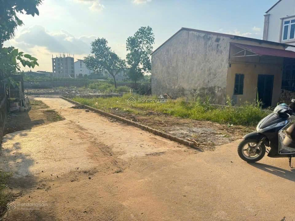 Nhà em tách 3 mảnh bán 1 mảnh 100m2 giá 1.7 tỷ, gần trường C1,2, chợ đông đúc