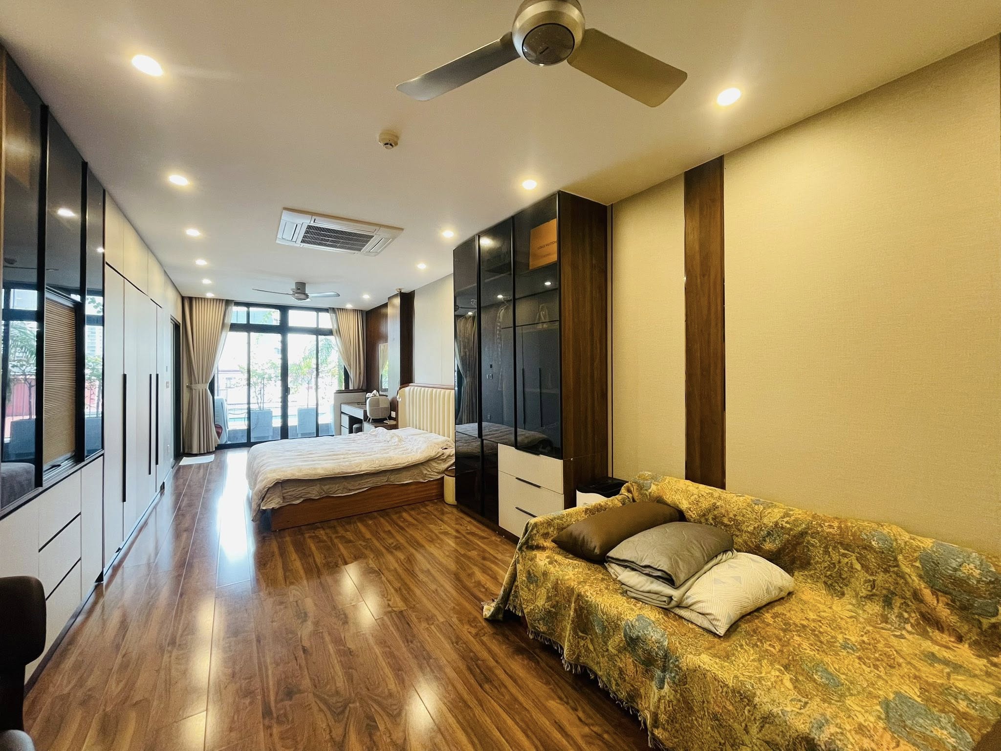 Bán Nhà Mặt Ngõ Phố Đội Cấn,Liễu Giai. 8 Tầng Thang Máy 63m2. Mặt Tiền 5.5 m. Giá 36,5 Tỷ