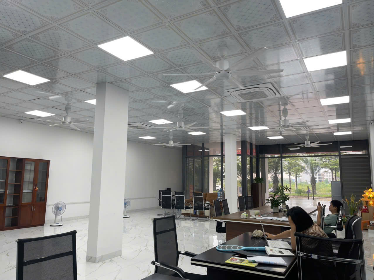 CHO THUÊ TÒA NHÀ 9 TẦNG - MẶT TIỀN RỘNG - VỈA HÈ THOÁNG - GIÁ CHỈ 120TR/THÁNG