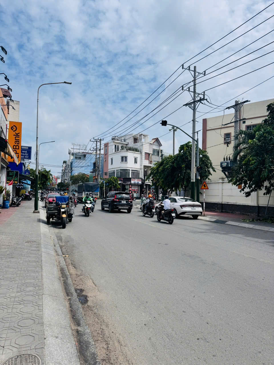 BÁN NHÀ DĨ AN – NHÀ MỚI ĐẸP – SÁT KCN SÓNG THẦN – XE HƠI VÀO TẬN NHÀ – CHỈ 3.55 TỶ
