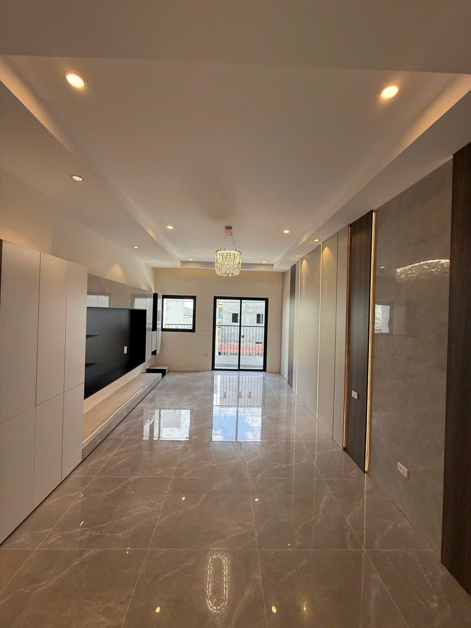 ???? BÁN NHÀ NGỌC THỤY-LONG BIÊN SIÊU PHẨM NGÕ 268 NGỌC THỤY – 82M² – 5 TẦNG THANG MÁY – GARA – Ở SANG, LÀM VP, CHO THUÊ ĐỈNH
???? Mặt tiền 4.1m – Giá 26.3 TỶ