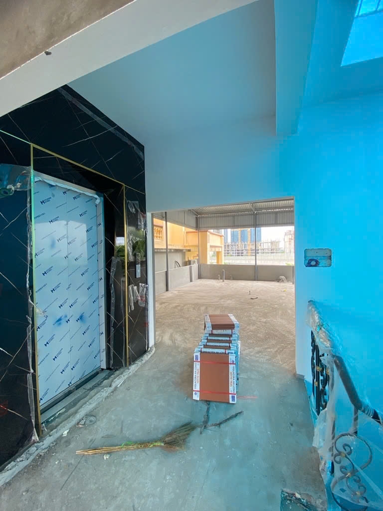 Cho thuê nhà mới, căn góc, Phạm Ngọc Thạch, thang máy, 105m2x 5T vỉa hè 31 Tr
