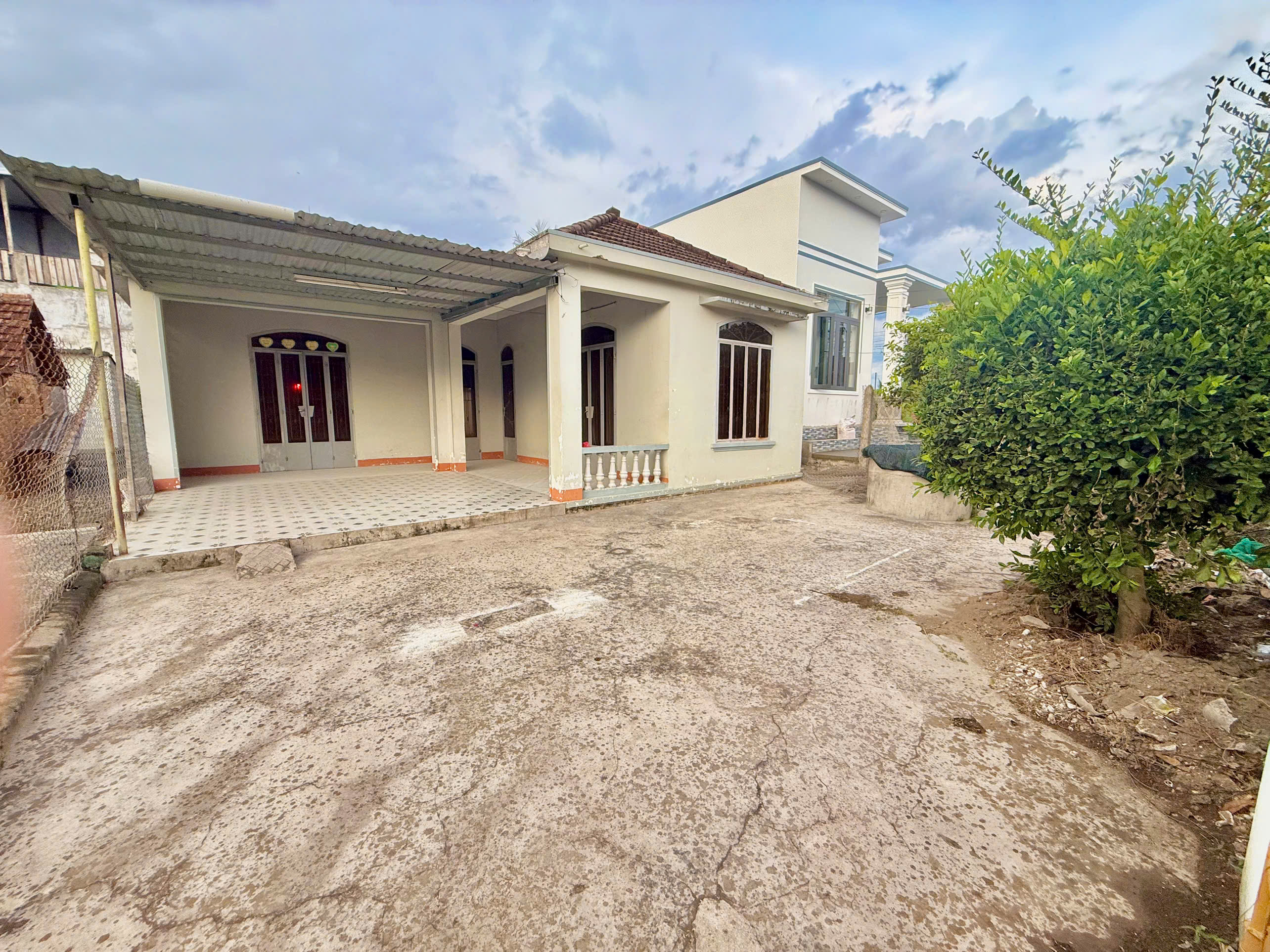 Bán lô đất đẹp Diên Sơn ngang 10m 
Diện tích : 220m2 Giá : 1ty9 lh e