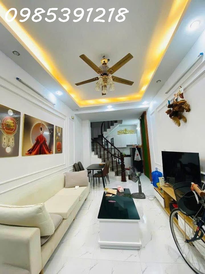 Cô Hoà sống một mình trong căn nhà Tân Mai rộng quá, giờ muốn bán để chuyển về ở cùng con gái. 
DT 36m² x  5 tầng, ba gác vào tận cửa, gần ô tô đỗ, trước nhà rộng thoáng.
Giá chỉ  6.5 tỷ (có thương lượng).