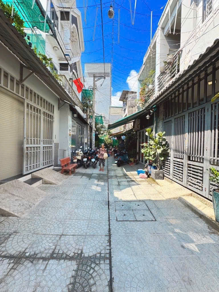 Hẻm 1/ - Hẻm Xe Hơi - Chỉ Nhỉnh 4 Tỷ - Bình Tân - Nhà Đẹp - Gần Chợ,Trường Học - Giáp Tân Phú - Sát Mặt Tiền - 48M2 - 2 TẦNG - 2PN